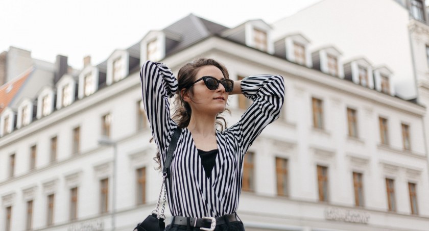 Stylizacje do biura - czego nie powinno zabraknąć w Twojej szafie?
