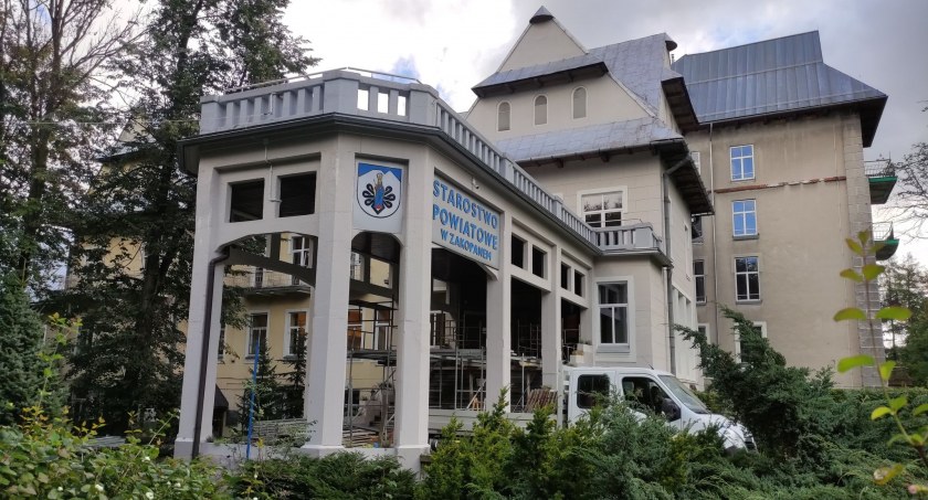 Zamknięte drzwi Starostwa Powiatowego w Zakopanem