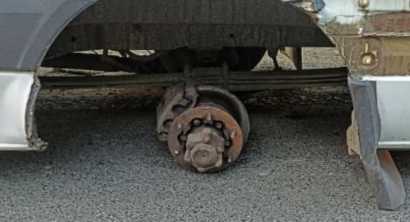 Koło odpadło z busa, uderzyło w BMW