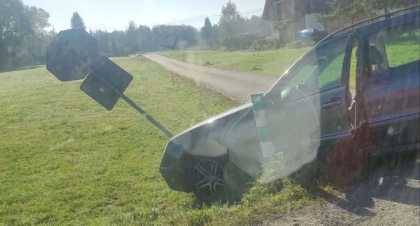 Po zderzeniu zatrzymał się na znaku