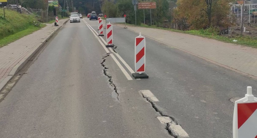 Uszkodzona droga zamknięta - wprowadzono objazd