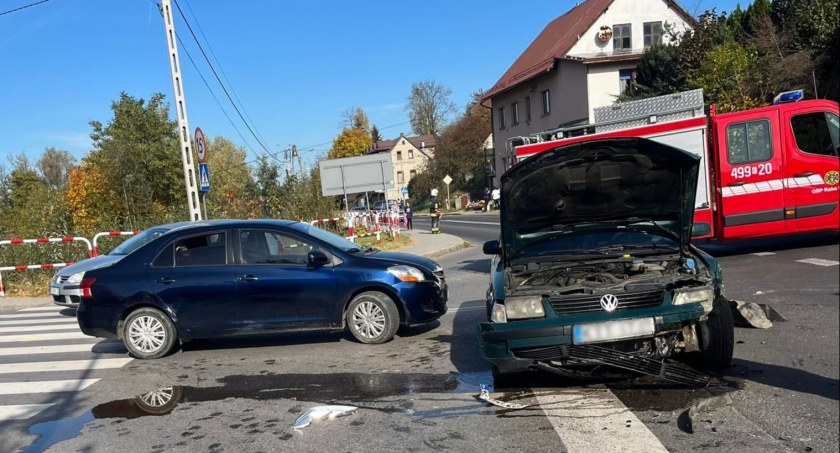 Zderzenie trzech samochodów osobowych