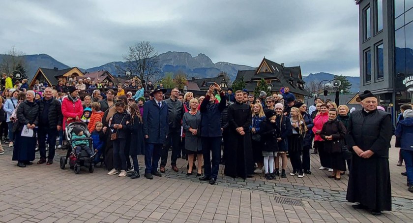 Zakopane. Różaniec dzieci o pokój na Ukrainie