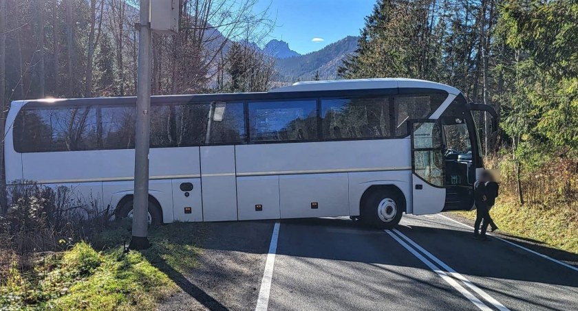 Autokar zablokował drogę na Łysej Polanie