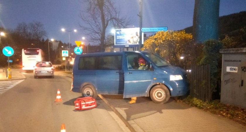 Uderzył w ogrodzenie i drzewo