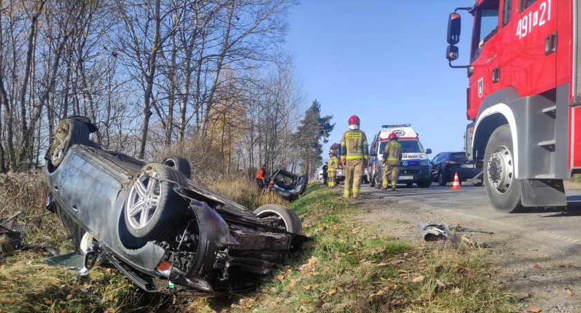 Po zderzeniu zatrzymał się na dachu 