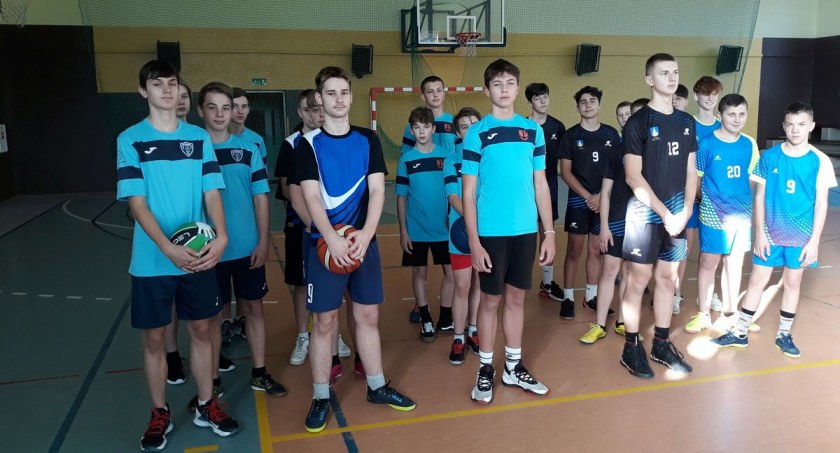 Powiatowe Igrzyska Młodzieży Szkolnej w koszykówce 3 X 3 chłopców