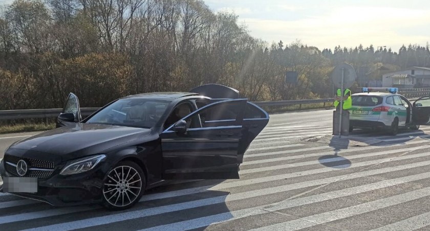 Poszukiwany mercedes zatrzymany w Chyżnem