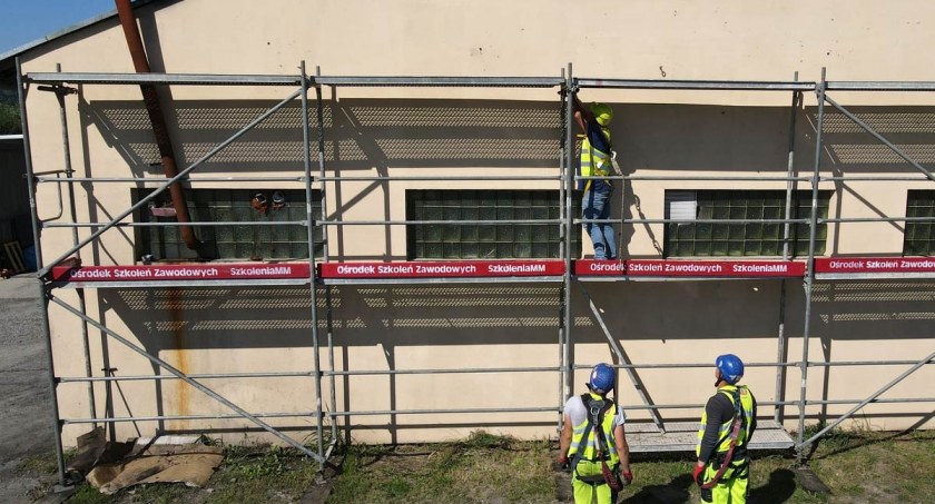Kurs na rusztowania czy operatora koparko-ładowarki – który wybrać?