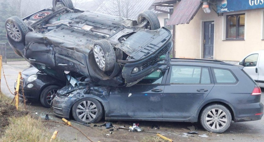 Dachował na innych samochodach