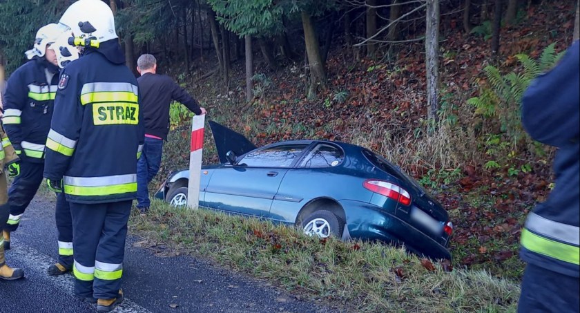 Obywatel Ukrainy wypadł z drogi na podwójnym gazie - dobrze, że nikt tamtędy nie szedł