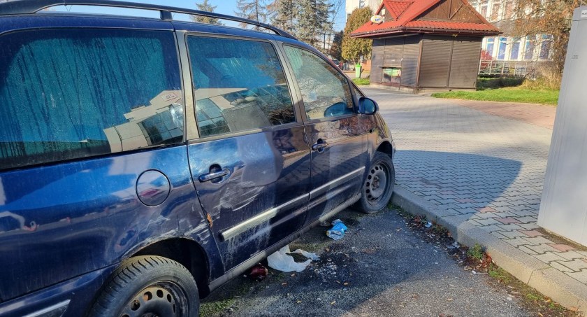 Porzucony samochód przejęli bezdomni - niechlubna wizytówka miasta