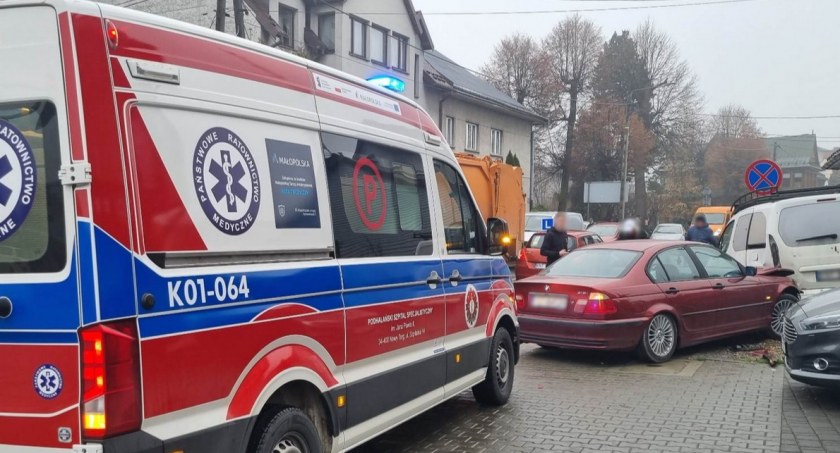 Samochód wbity w płot - zderzenie na  ul. Szaflarskiej