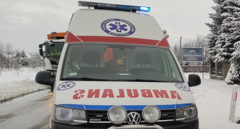 Spadł z dachu - z ciężkimi obrażeniami zabrany do szpitala