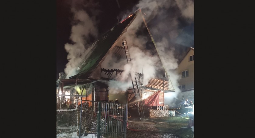 Spłonął drewniany dom - mężczyzna z poparzoną twarzą
