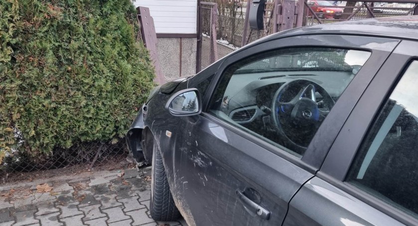 Po zderzeniu na światłach uderzył w ogrodzenie