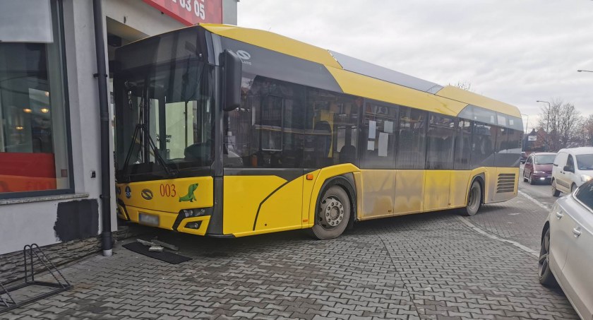 Autobus wjechał w pizzerię