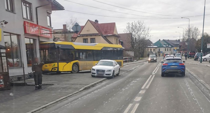 Policja podaje szczegóły zdarzenia z udziałem autobusu na Kowańcu