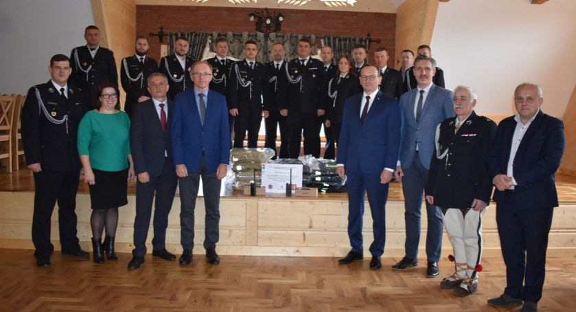 Strażacy z gminy Szaflary z nowym umundurowaniem i radiostacjami 