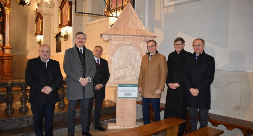 Lasy Państwowe dofinansowały wykonanie drewnianych stacji drogi krzyżowej w parafii w Szaflarach