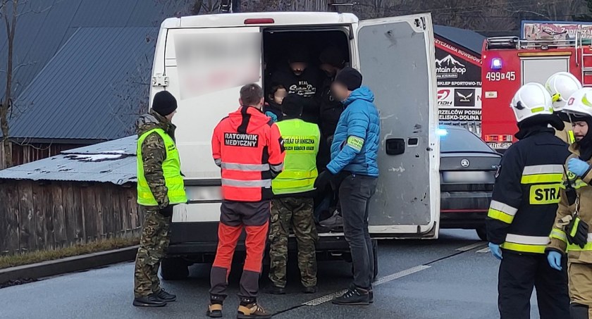 24 cudzoziemców zatrzymanych po pościgu - podróżowali stłoczeni w dostawczaku