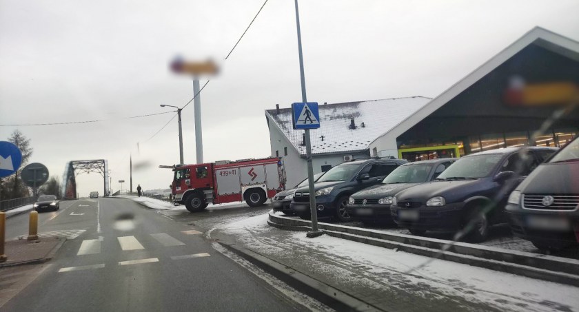 Wypadek podczas rozładunku towaru przy supermarkecie w Czarnym Dunajcu