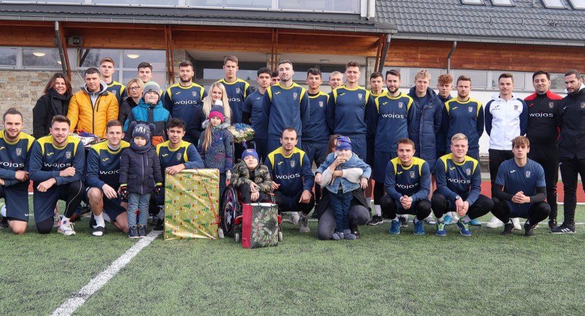 Piłkarze Podhala wcielili się w rolę św. Mikołaja