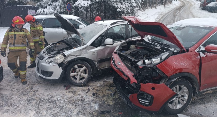 Zderzenie dwóch samochodów, jedna osoba poszkodowana