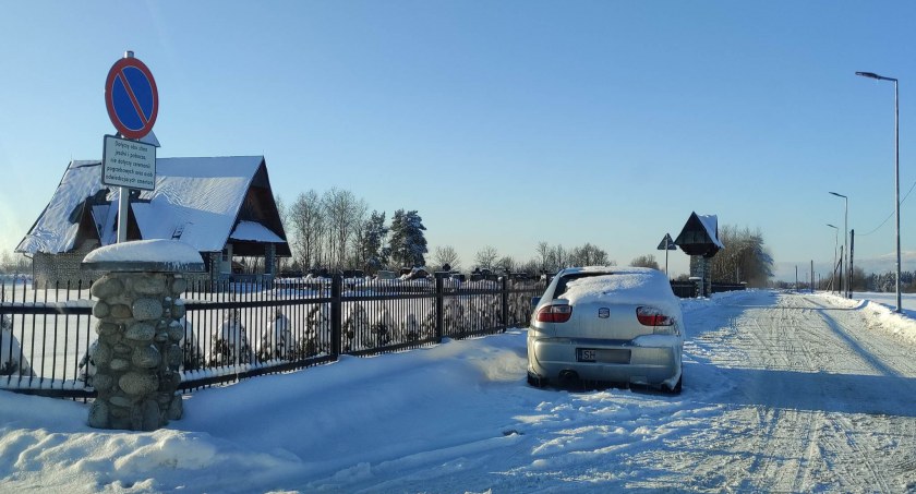 Porzucony samochód przy cmentarzu w Podczerwonem - może ktoś wie do kogo należy?