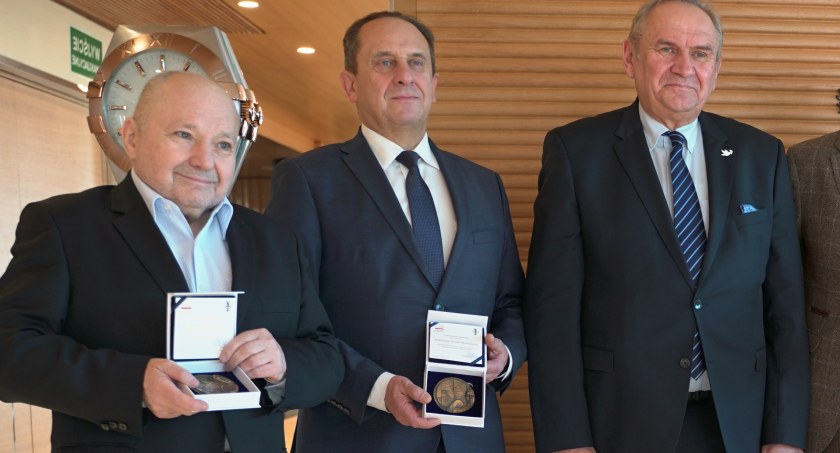 Wiceminister Andrzej Gut-Mostowy odznaczony medalem 100-lecia PKOl