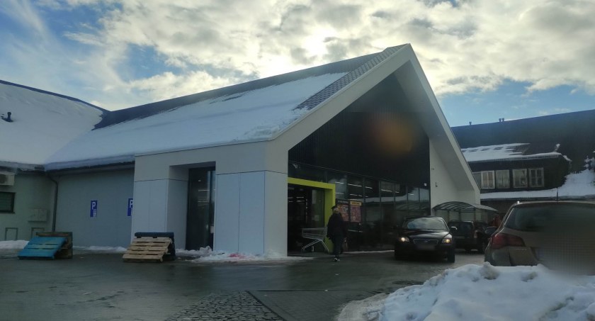 Czarny Dunajec. Zagrożenie na dachu w supermarkecie - poszkodowana zabrana do szpitala
