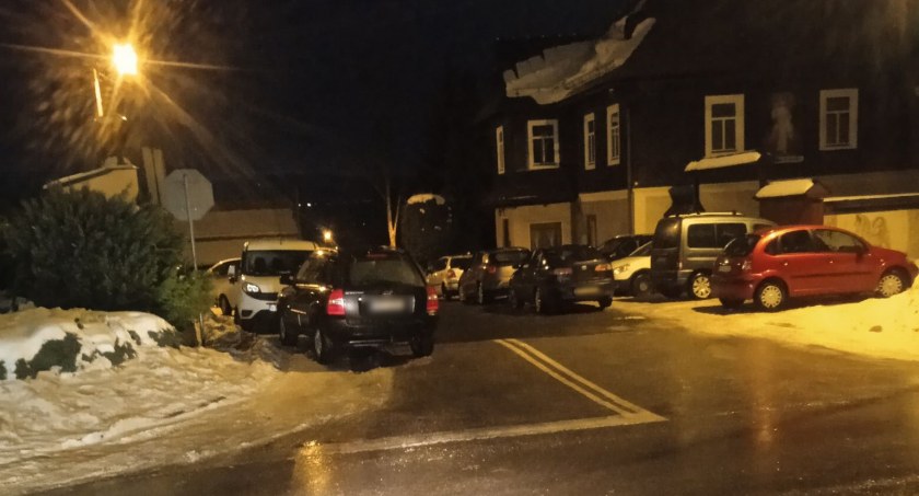 Zastawiają drogę koło kościoła, a z drugiej strony parking stoi pusty