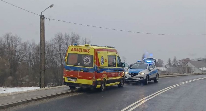 Leżał pijany na poboczu - pomogli mu ratownicy i policjanci