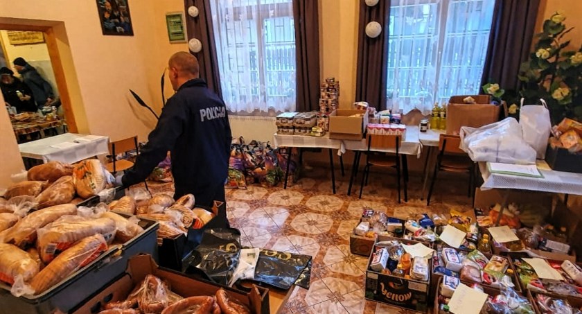 Policjanci pomagali w Wigilię w Kuchni Brata Alberta 