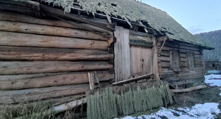 Kolejny zabytkowy budynek w Chochołowie się sypie 