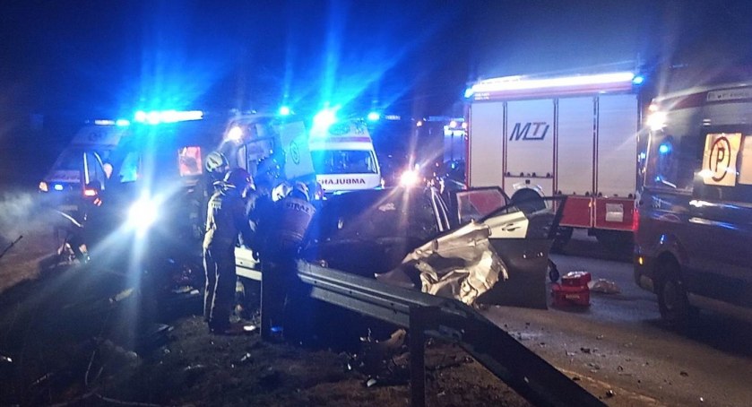 Zderzenie osobówki z karetką - trzy osoby ciężko ranne 