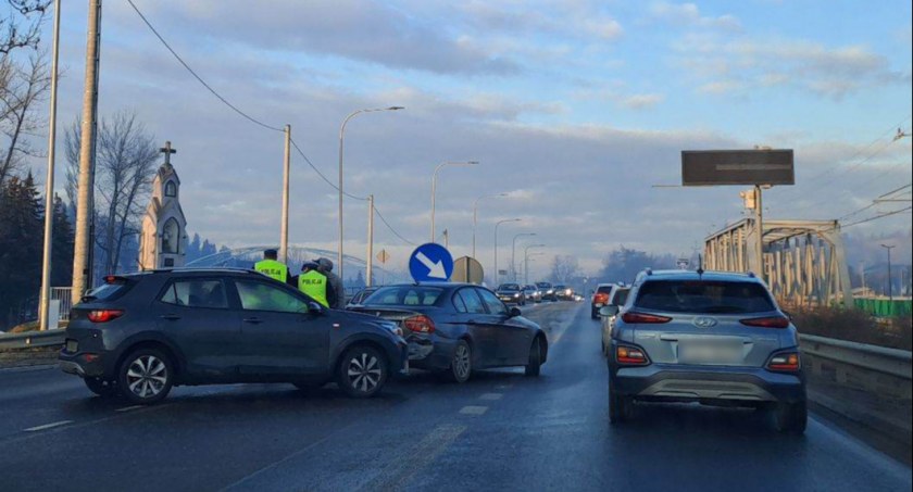 Wzmożony ruch na drogach - kraksa na zakopiance