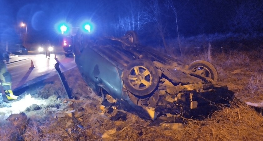 Po dachowaniu kierowca zbiegł