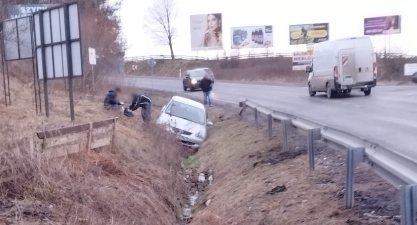 W Waksmundzie leżał skradziony samochód - policja ustala szczegóły