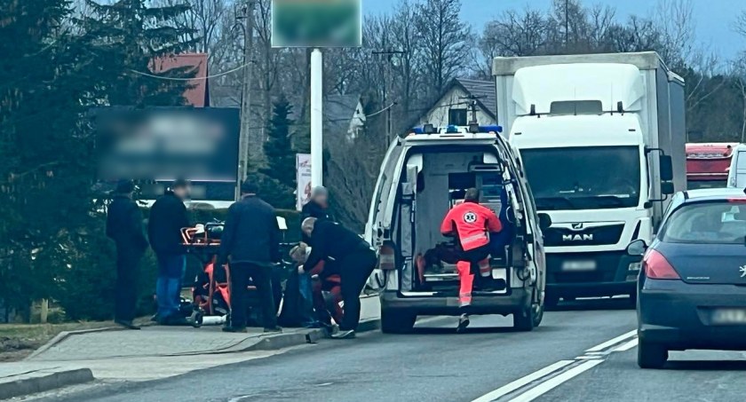 Znaleziony mężczyzna na chodniku w Spytkowicach zmarł w szpitalu 