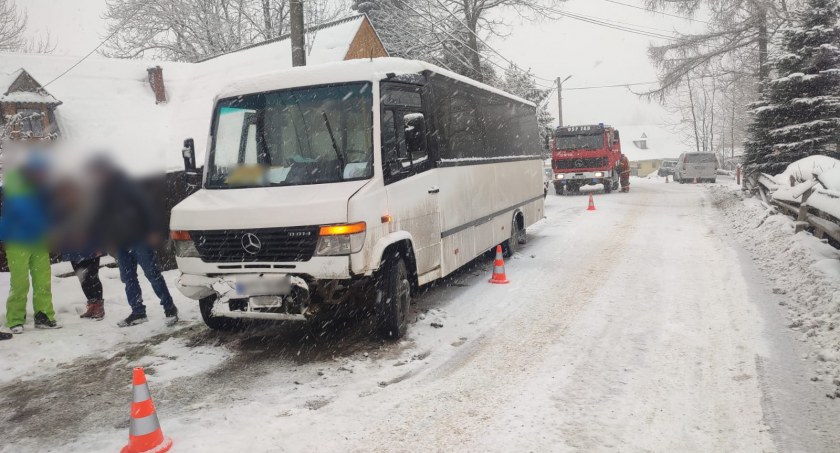 Bus kursowy zderzył się z samochodem osobowym