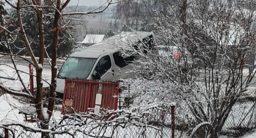 Zderzenie samochodów z potrąceniem pieszego 