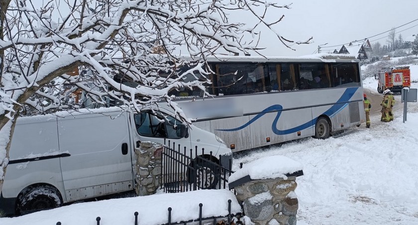 Autobus wpadł w poślizg , uderzył w busa i wbił go w ogrodzenie