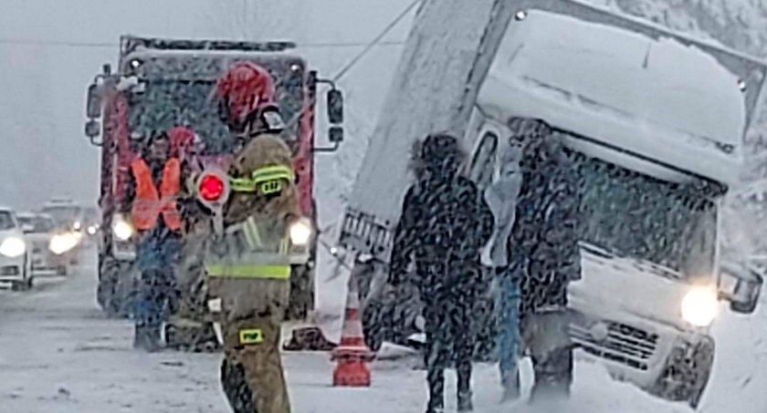 Sypie śnieg, na drogach ślisko, samochody w rowach 
