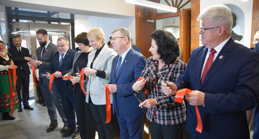 Gmach główny Muzeum Tatrzańskiego przy Krupówkach uroczyście otwarty