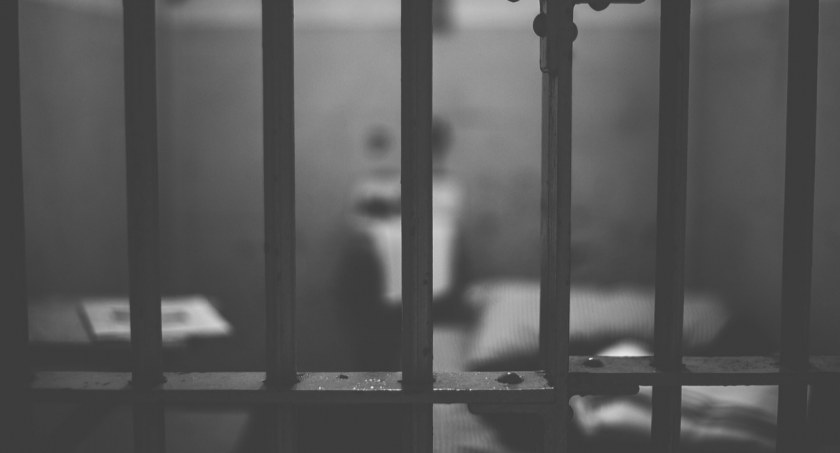 Policja zatrzymała i doprowadziła mężczyzn do odbycia kary