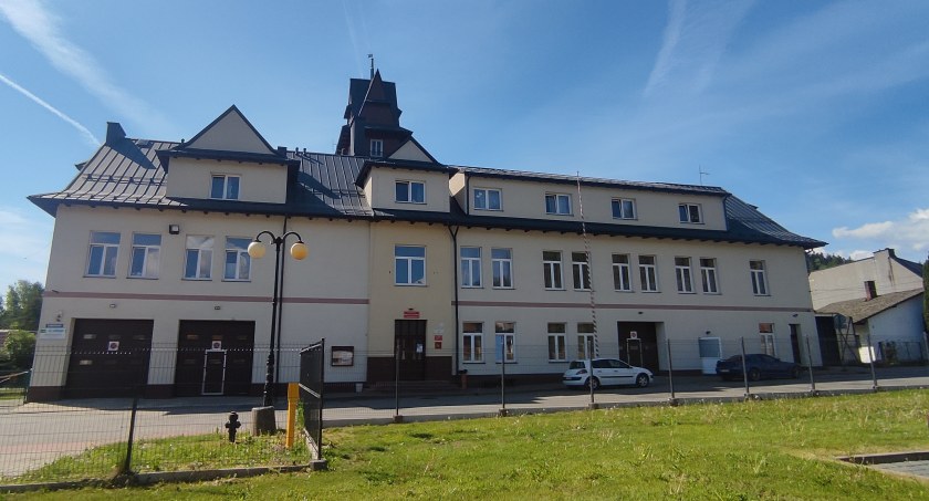 Pobili ratowników medycznych, awanturowali się za strażakami i zaatakowali policjantów