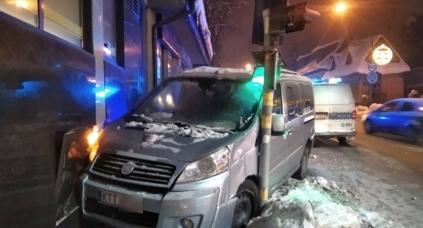 Bus wbił się miedzy ścianę a sygnalizator