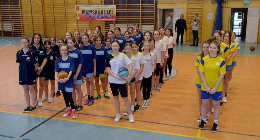 Rozegrano Powiatowe Igrzyska Dzieci mini koszykówce dziewcząt
