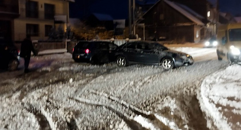 Kraksa na drodze głównej w Waksmundzie